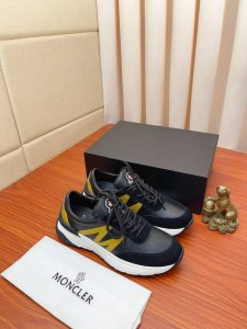 实价： Moncler 蒙口、官网同款 高品质男鞋 材料：定制小牛皮 内里真皮鞋垫 原版开模防滑大底款式类型：男士休闲运动鞋 系带款男鞋系列 欧美潮流风格 随意