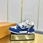 出厂价Pp 驴家 新配色 Trainer运动鞋，本款 Lv Trainer 运动鞋取材柔软粒面小牛皮，呈现纯净色调，后部#54标识追溯品牌诞生于1854年，设计
