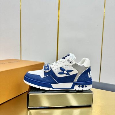 出厂价Pp 驴家 新配色 Trainer运动鞋，本款 Lv Trainer 运动鞋取材柔软粒面小牛皮，呈现纯净色调，后部#54标识追溯品牌诞生于1854年，设计