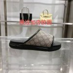 gucci］ Size：40-46 2025古奇男士新款夏季新款男款一脚蹬凉拖鞋 该单品的灵感源自意大利海岸的夏季精神和海滩俱乐部，是 Gucci Lido 的