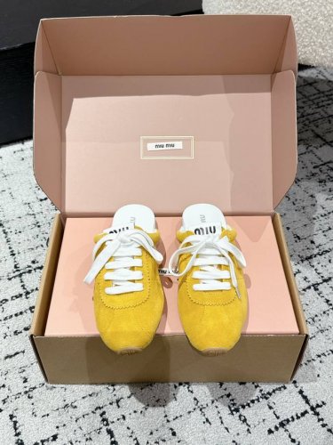 代购级 Miu Miu 25Ss早春新款德训包头拖鞋 官网同步高版本 原版牛皮面料搭配精致芽边 每一寸皮质都透着低调的奢华感 穿上就是 不刻意的高级 可调节绑带