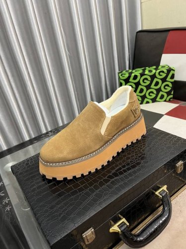 Dolce&GabbanaDG高端男士运动休闲鞋。顶级专柜原单货。 原版进口牛皮 多种材质拼接设计进口牛皮内里 牛皮垫脚原版TPR弹力大底。 Size：35-