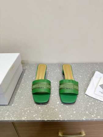 Dior 迪奥 25ss早春新款 Miss系列 粗跟 拖鞋这款Dway棉质带根凉拖融入现代风格重新诠释经典单品。采用精心高密度刺绣！鞋面饰以Miss Dior标 - 点击图像关闭