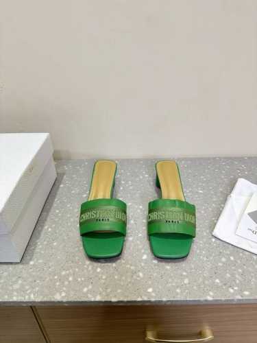 Dior 迪奥 25ss早春新款 Miss系列 粗跟 拖鞋这款Dway棉质带根凉拖融入现代风格重新诠释经典单品。采用精心高密度刺绣！鞋面饰以Miss Dior标