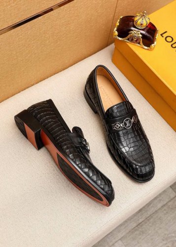 商品商标 Louis Vuitton 路易威登 休闲皮鞋 正码码数: 38-44 45.46.47订制 商品材料 精选 进口头层小牛皮鞋面+奢华五金扣 进口头层
