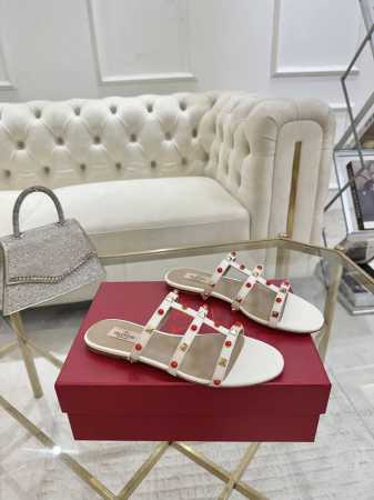 valentino25Ss专柜新品。网红街拍都爱搭配的腔调单品哦~ 跟着时尚达人的步伐来走准没错！搭配上简单或时尚款的衣服穿，鞋面镂空设计搭配V家经典铆钉点缀， - 点击图像关闭