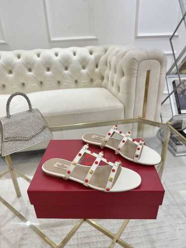 valentino25Ss专柜新品。网红街拍都爱搭配的腔调单品哦~ 跟着时尚达人的步伐来走准没错！搭配上简单或时尚款的衣服穿，鞋面镂空设计搭配V家经典铆钉点缀，
