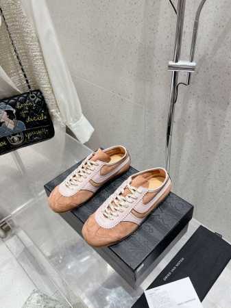 Dries Van Noten Dvn 复古德训鞋 Dries Van Noten 2024春夏系列 设计师通过改造、扭曲和颠覆经典元素，打造出实用而富有设计感 - 点击图像关闭