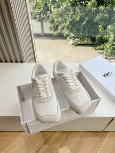 出厂 顶级版本 MaisonMargiela MM6德训休闲鞋鬼才设计师品牌，一个轻奢品牌上脚很百搭哦，也很随脚舒适，这一款德国训练鞋延续了经典的T形真皮拼接设