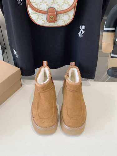 UGG 24ss 秋冬季人手必备单品雪地靴 搭配系数也是百分百 炸好看 比较设计的款，随心所欲 雪地靴显腿细 百搭单品 时尚感十足穿上气场爆涨 瞬间拉长腿型 鞋