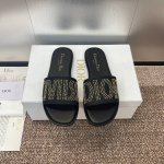 工厂p价p 迪奥 春夏新款 Miss Dior平底一字拖拼色女鞋 Cd字母Logo立体手工铆钉工艺凉圆头果冻色露趾拖鞋 原版开发市面顶级版本 材质:鞋面进口牛皮