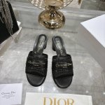 出厂 春夏新款Dior D-Lane 迪奥凉拖圆跟一字镂空拖鞋 这款 D-Lane 凉拖彰显经典风格 黑色牛皮革鞋面 展示镂空藤格纹图案 饰以金色饰面金属 Ch