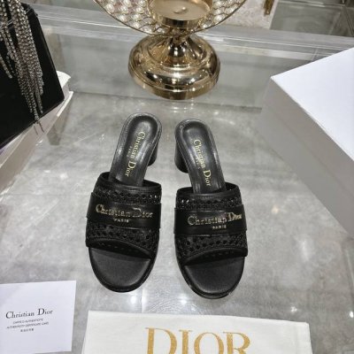 出厂 春夏新款Dior D-Lane 迪奥凉拖圆跟一字镂空拖鞋 这款 D-Lane 凉拖彰显经典风格 黑色牛皮革鞋面 展示镂空藤格纹图案 饰以金色饰面金属 Ch