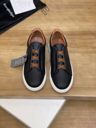 售 价 商品商标：杰尼* 杰尼亚* 低帮休闲鞋 正码码数 38-44 可订做45 商品材料：鞋面进口牛皮，羊皮内里，原版大底。 编 号：846