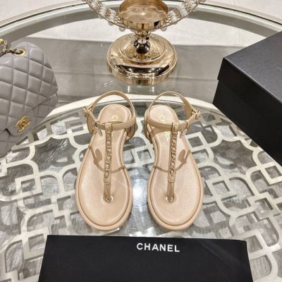 chanel 小香 最新走秀时装 链条装饰 顶级品质 精确到1 1 轻奢而不累脚 上脚可随意搭配春夏的服饰 更加彰显质感和品味 简约中带奢华的外观 哪怕只是一款