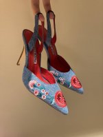 Manolo Blahnik经典花朵刺绣手工缝制中古高跟凉鞋，25新款水洗牛仔绝美高跟凉鞋 手工刺绣，复古工艺。每一个颜色都超好看 上脚都非常显白 高雅百搭。原