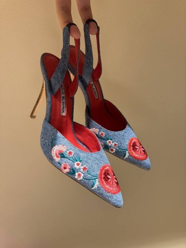 Manolo Blahnik经典花朵刺绣手工缝制中古高跟凉鞋，25新款水洗牛仔绝美高跟凉鞋 手工刺绣，复古工艺。每一个颜色都超好看 上脚都非常显白 高雅百搭。原