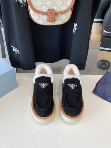 出厂价 PRADA 普拉达24秋冬新款△ 三角标厚底靴 浅口雪地靴 鞋面牛反绒 内里真羊毛 冬天在也不拍冻脚啦！ Size：35-40 41 42定做不退换