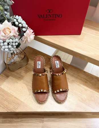 P350#新品 Valentino Garavani 荔枝牛皮系带坡跟凉鞋 - 金属效果工艺处理铆钉装饰 - 麻绳包裹坡跟 - 可调节小牛皮系带 - 坡跟防水台 - 点击图像关闭