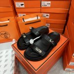 出厂： 新款爱马仕Kelly扣拖鞋 黑色实拍码数：35-43