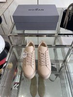 Hogan H681系列 小白鞋休闲时尚运动鞋 实在是太美太好穿太舒服太百搭啦 鞋子很轻便 逛街暴走户外运动零压力 配裙子裤子都Ok 小牛皮面料 透气纱网内里