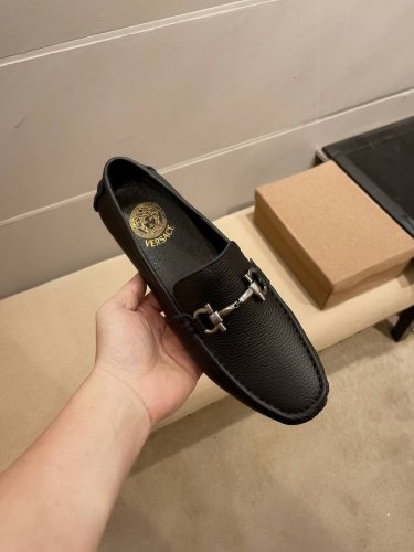 品牌范思哲，官方旗舰店正品新款，鞋面原版牛皮，舒适透气羊里 拒绝掉色 ，原版进口耐磨橡胶底，精致优雅男士心备佳品，采用精湛工艺，鞋面好看奢华，精致简单鞋面尽显品