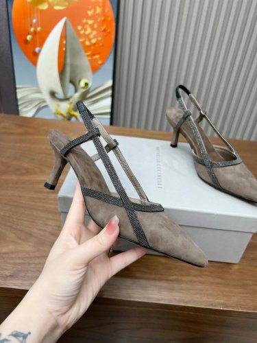 BrunelloCucinelli 。B C时尚高跟鞋上新款了。面料：进口牛绒。内里牛皮，原版扣，纯铜珠链，上脚美观大方，百分百原版开发。原版包装，码数，36-