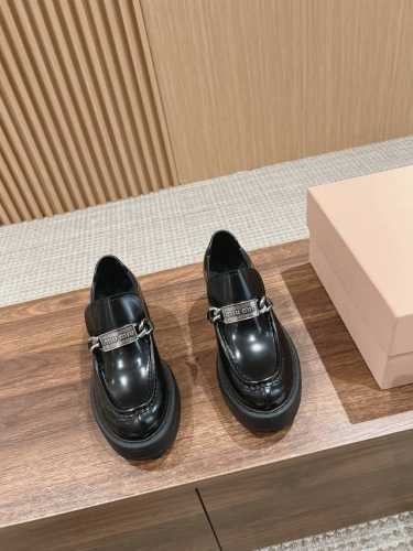 420 Miumiu 缪缪走秀款擦色乐福鞋 经常出现在各大时装杂志封面、各路明星、小红书博主都有钟爱，搭配五金Logo更显优雅，上脚尤为惊艳到你的一款～闭眼入都