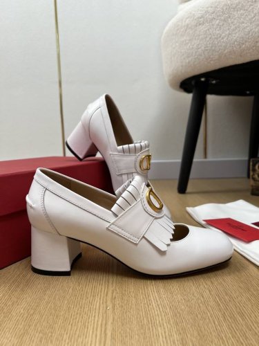 valentino 华伦天奴 2025 v家2025春夏新品 专柜最新经典流苏大V扣乐福鞋系列 泰裤辣 妥妥神器一枚 中跟设计穿上好看又不会累 深口设计搭配彰显