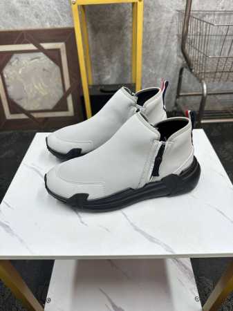 情侣款 Moncler 休闲运动鞋，头层牛皮搭进口网布面料柔软舒适透气 一脚蹬设计理念合脚大气 真头层羊皮内里透气 橡胶大底耐磨防滑舒适度非常不错Size 35 - 点击图像关闭