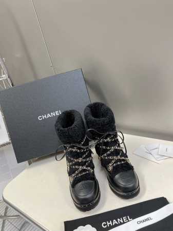 CHANE* ｜小香秋冬经典链条羊羔毛短靴 可帅气可温柔的小香靴子 链条也是它家的一个很经典的元素 搭配羊毛靴筒 设计真的绝绝子 看起来就是不一般的短靴 靴筒笔 - 点击图像关闭