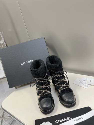 CHANE* ｜小香秋冬经典链条羊羔毛短靴 可帅气可温柔的小香靴子 链条也是它家的一个很经典的元素 搭配羊毛靴筒 设计真的绝绝子 看起来就是不一般的短靴 靴筒笔
