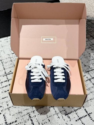代购级 Miu Miu 25Ss早春新款德训包头拖鞋 官网同步高版本 原版牛皮面料搭配精致芽边 每一寸皮质都透着低调的奢华感 穿上就是 不刻意的高级 可调节绑带