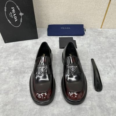 p家新品 厚底方头乐福鞋 德比鞋皮鞋 prad* 普拉-达 手工精品男士一脚蹬正装鞋！ 选用品牌标志性的意大利进口顶级开边珠亮皮打造 呈现新颖的廓形和精美的细节