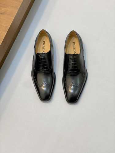 Prada 普拉达 男士手工精品商务正装皮鞋 独家渠道精品，现货秒发！ 采用意大利进口牛皮皮胚胎牛皮鞋面，皮质质感一览无余 ，经典布洛克雕花工艺，绅士又优雅。小