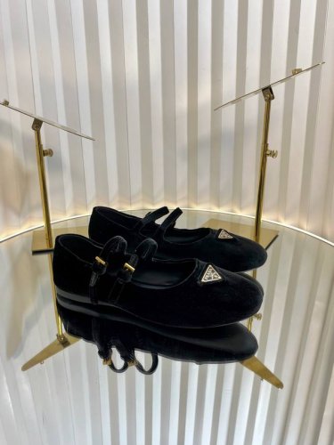 prada 普拉达新品 实力来袭 prada Glow限时店很闪亮的单品 芭蕾舞鞋prada玛丽珍 软到起飞啊 prada 史上最好穿的平底了吧 这次春夏款换成