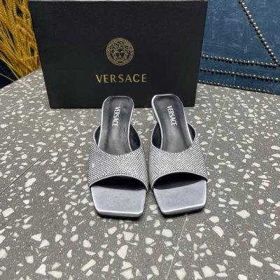 Versace范思哲 专柜新款，金属三角跟系列鞋面：真丝+钻内里垫脚：羊皮跟高：5.5cm鞋底：真皮大底码数：35-42码 42定制不退换 ⑥价格：