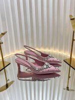 2025开春 新款首发美得挪不开眼2025专柜同步春夏新款Gucci 25S春夏新品水钻糖果色 后带凉鞋高跟G家在体现高级感这块 总让人大写的服气看起来蛮简单的