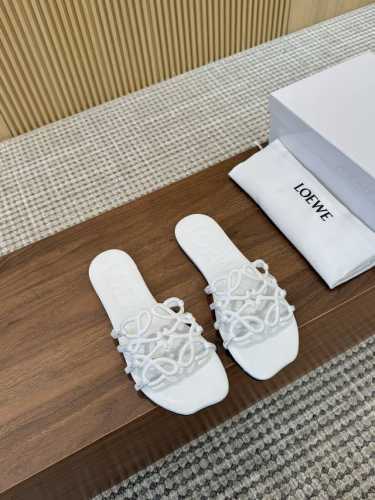 橙子出厂价p loewe 罗意威春夏新品petal Anagram 设计感镂空平底拖鞋 休闲凉拖 度假沙滩鞋 疯狂种草简约设计感觉更干净优雅 让你念念不忘 颜色