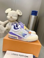 Lv Skate 运动鞋于 秋冬秀场初次亮相，此次以粒面牛皮革焕新呈现。大号 Monogram 花卉绽放一侧，加垫鞋领和鞋舌援引滑板鞋设计，科技双鞋带和橡胶外底