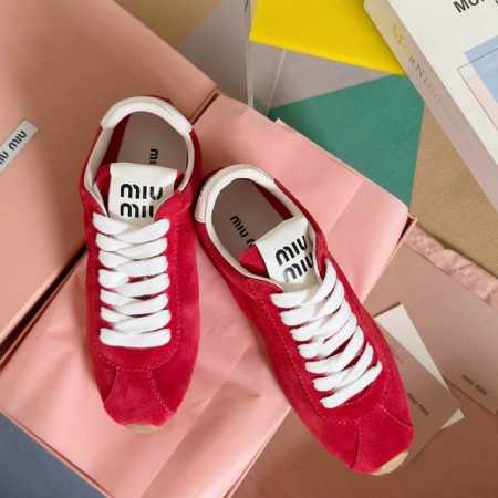 顶级版本：女款 miumiu缪缪 最新 复古 德训鞋 阿甘鞋 休闲 运动鞋 原版购入开发 做货 这款Miu Miu运动鞋巧妙地表达了运动装与充满活力和进取心的女 - 点击图像关闭