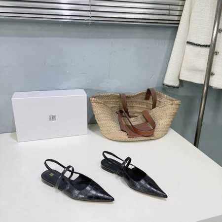 高品质出厂 ！小众潮牌Toteme25春夏 瑞士小众复古平底、猫跟尖头后空凉鞋！这种复古休闲的风格真的格外受欢迎，鞋型是今年流行的很火很复古的尖头头设计，相比圆 - 点击图像关闭