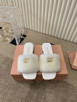Miumiu 缪缪24Ss秋冬新款平底羊毛毛拖鞋 顶级版本 Zp开发miumiu真的太少女啦！进口澳洲羊毛超级软糯 舒适度超高！ 鞋面：对版进口羊毛.羊皮里.
