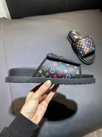 老花 路易威登新款压印凉拖鞋 全进口羊皮包边 真皮垫脚 加经典老花面印花 时尚稳重大气 鞋型非常包脚舒适 橡胶防滑大底 。Size：39-44 38 45定做 - 点击图像关闭