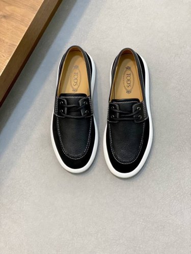 Tod's托德斯皮面运动鞋 本款运动鞋以鹿皮配反绒牛皮面制成，该品牌的设计元素集合一身，超轻鞋底，牛皮内里，牛皮鞋垫，轻松点亮日常造型。 码数：39-44 45