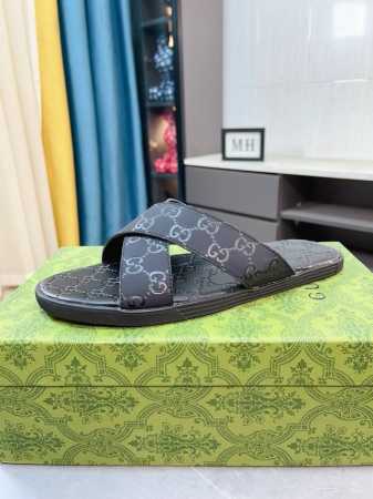 出厂价P Gucci-古奇 新品男士拖鞋，高端精品，牛皮材质，鞋面精致压花Logo装饰，精细做工，鞋底超软，休闲宽松舒适型，夏季必入哦！ Size：38-44 - 点击图像关闭