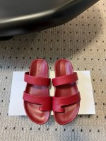 代购级 The Row 25Ss 春夏新款简易皱面简易平底 夹脚拖鞋！ Therow一贯的极简风格 干净利落的版面设计 没有任何装饰 仅以设计为亮点 凸显气质和