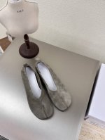 平底分趾 奶奶鞋 Mm6 Maison Margiela 高丝光牛反绒皮 大热时尚风格 灰色 Mm6 Maison Margiela的实验性从功能主义的解构美学