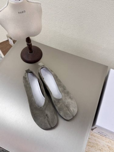 平底分趾 奶奶鞋 Mm6 Maison Margiela 高丝光牛反绒皮 大热时尚风格 灰色 Mm6 Maison Margiela的实验性从功能主义的解构美学