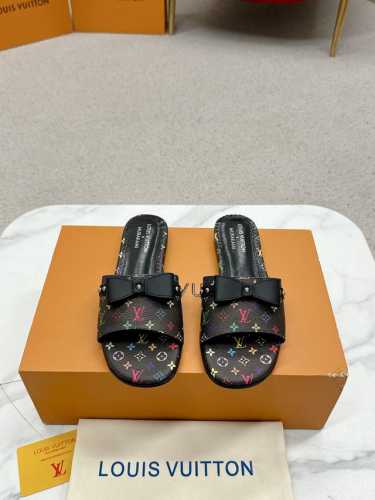 LV 驴家 太好看了很少做Lv家的单品 但是这双小猫跟我真的是没法拒绝啊！原版购入 用心开发 鞋跟都是开模定制 老花单宁色搭配的棕色皮质，也太出彩了！刚刚好的绝